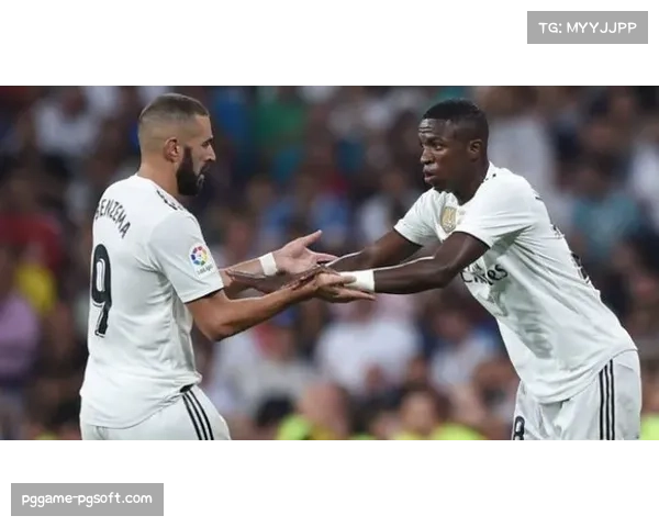 镜头捕捉：维尼修斯突破后与对方后卫发生口角，主裁判迅速介入